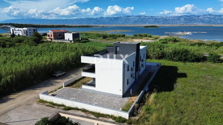 ZADAR, PRIVLAKA - Novogradnja! Vrhunski penthouse samo 140 metara od plaže s neodoljivim pogledom na