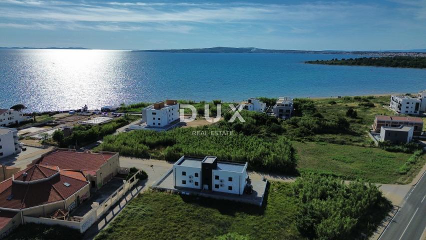ZADAR, PRIVLAKA - Novogradnja! Vrhunski penthouse samo 140 metara od plaže s neodoljivim pogledom na