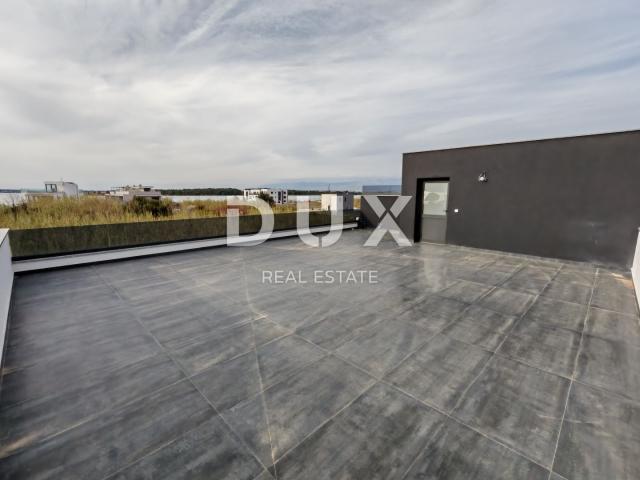 ZADAR, PRIVLAKA - Novogradnja! Vrhunski penthouse samo 140 metara od plaže s neodoljivim pogledom na