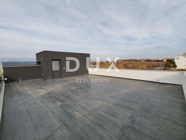 ZADAR, PRIVLAKA - Novogradnja! Vrhunski penthouse samo 140 metara od plaže s neodoljivim pogledom na