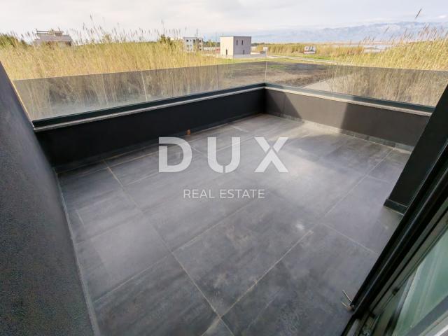 ZADAR, PRIVLAKA - Novogradnja! Vrhunski penthouse samo 140 metara od plaže s neodoljivim pogledom na