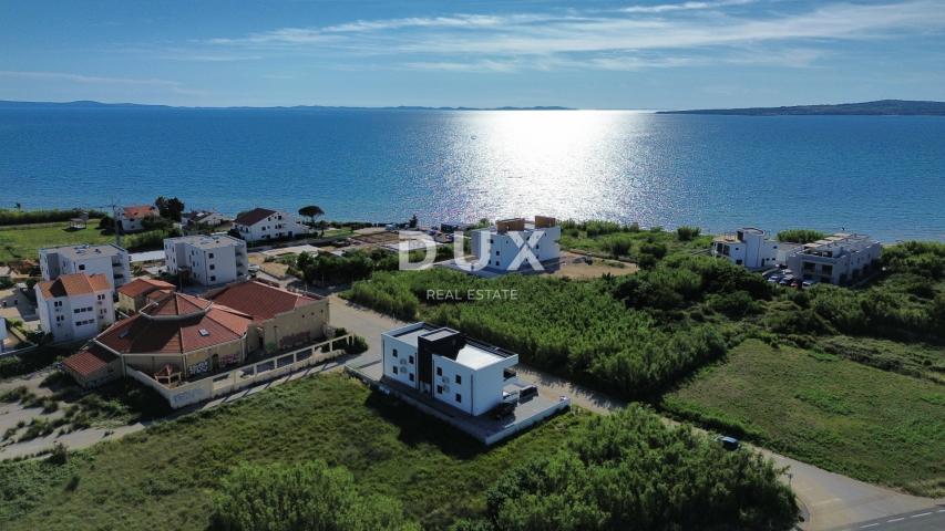 ZADAR, PRIVLAKA - Novogradnja! Vrhunski penthouse samo 140 metara od plaže s neodoljivim pogledom na