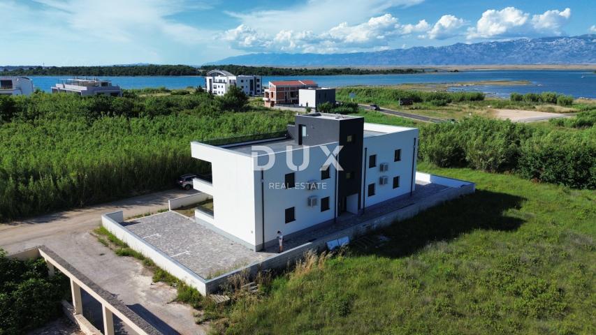 ZADAR, PRIVLAKA - Novogradnja! Vrhunski penthouse samo 140 metara od plaže s neodoljivim pogledom na