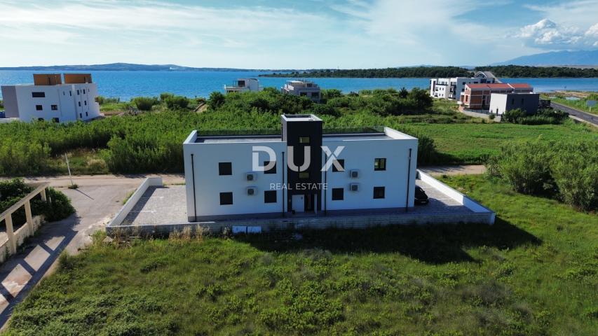 ZADAR, PRIVLAKA - Novogradnja! Vrhunski penthouse samo 140 metara od plaže s neodoljivim pogledom na