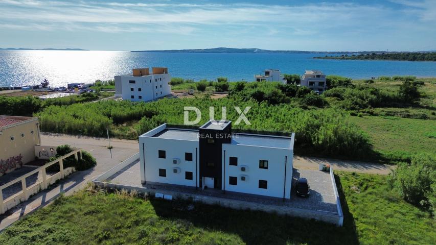 ZADAR, PRIVLAKA - Novogradnja! Vrhunski penthouse samo 140 metara od plaže s neodoljivim pogledom na