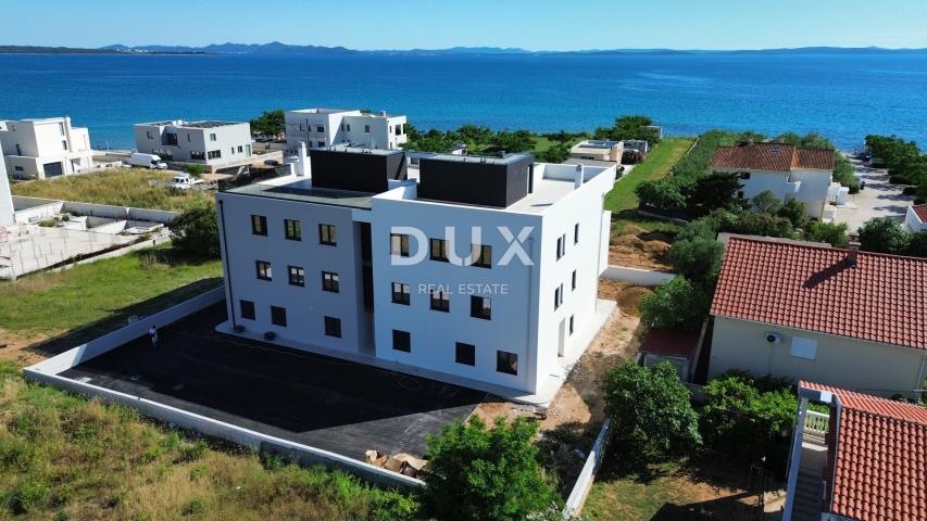 ZADAR, PRIVLAKA - Nevjerojatan Dvoetažni Penthouse s Prostranom Krovnom Terasom 120 Metara od Mora s