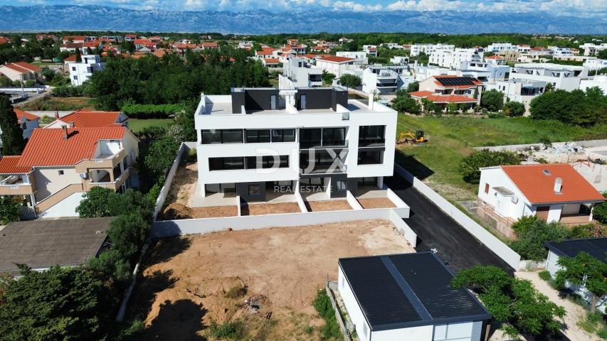 ZADAR, PRIVLAKA - Nevjerojatan Dvoetažni Penthouse s Prostranom Krovnom Terasom 120 Metara od Mora s