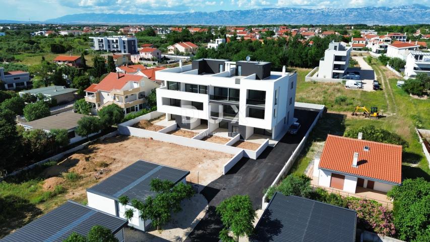 ZADAR, PRIVLAKA - Nevjerojatan Dvoetažni Penthouse s Prostranom Krovnom Terasom 120 Metara od Mora s