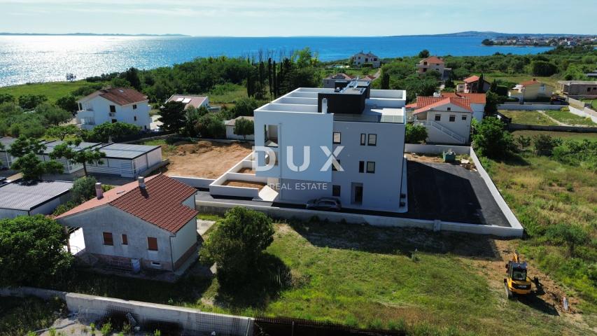 ZADAR, PRIVLAKA - Nevjerojatan Dvoetažni Penthouse s Prostranom Krovnom Terasom 120 Metara od Mora s