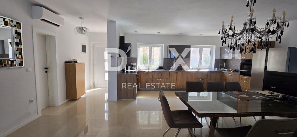 ISTRA, ROVINJ - Novoizgrađena vila s bazenom i dodatnim apartmanom, rub naselja