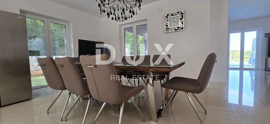 ISTRA, ROVINJ - Novoizgrađena vila s bazenom i dodatnim apartmanom, rub naselja