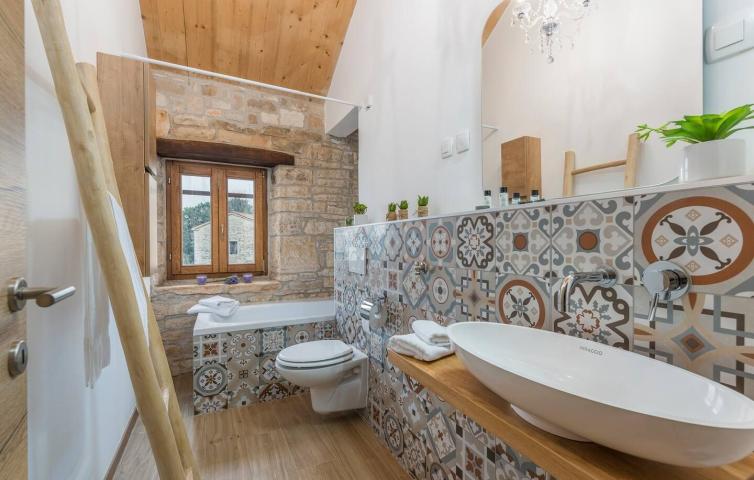 ISTRIA, GROŽNJAN - Beautiful property with 5 residential units