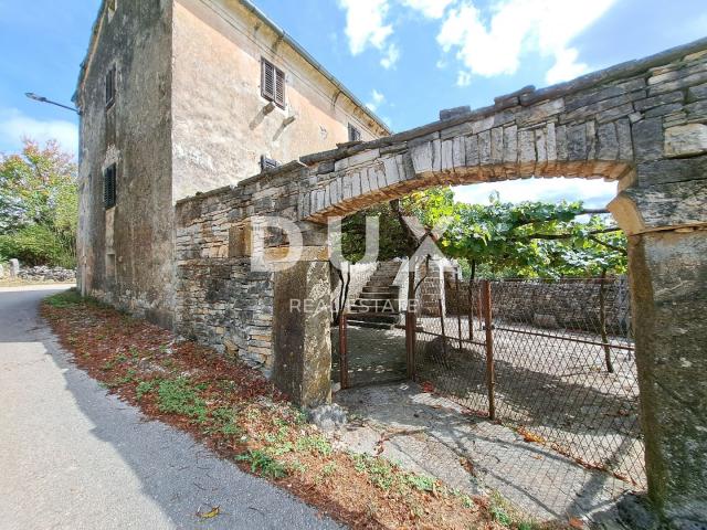 ISTRA, GROŽNJAN, OKOLICA - starina za adaptaciju sa zemljištem od 60.000 m²
