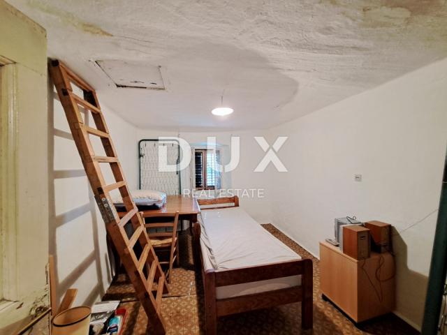 ISTRA, GROŽNJAN, OKOLICA - starina za adaptaciju sa zemljištem od 60.000 m²