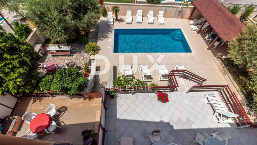 ISTRA, PEROJ - Atraktivna apartmanska kuća s bazenom i pogledom na more!