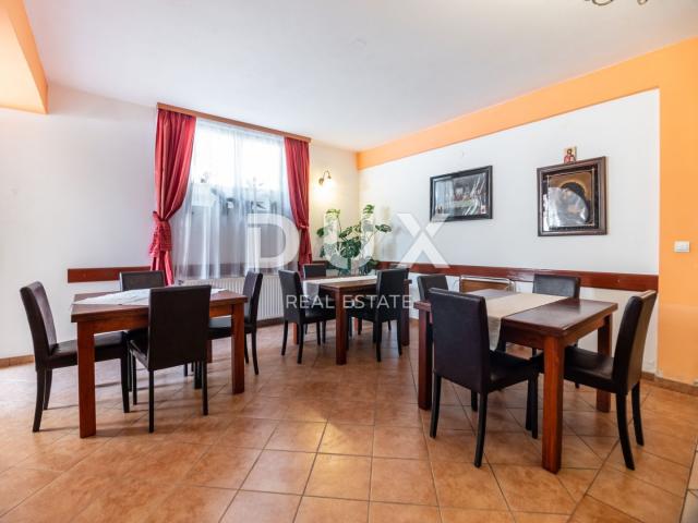 ISTRA, PEROJ - Atraktivna apartmanska kuća s bazenom i pogledom na more!
