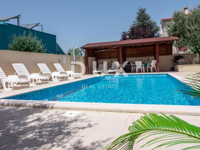 ISTRA, PEROJ - Atraktivna apartmanska kuća s bazenom i pogledom na more!