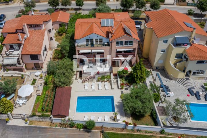 ISTRA, PEROJ - Atraktivna apartmanska kuća s bazenom i pogledom na more!