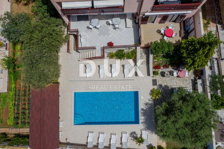 ISTRA, PEROJ - Atraktivna apartmanska kuća s bazenom i pogledom na more!