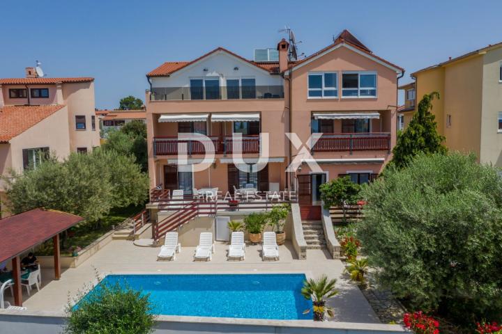ISTRA, PEROJ - Atraktivna apartmanska kuća s bazenom i pogledom na more!