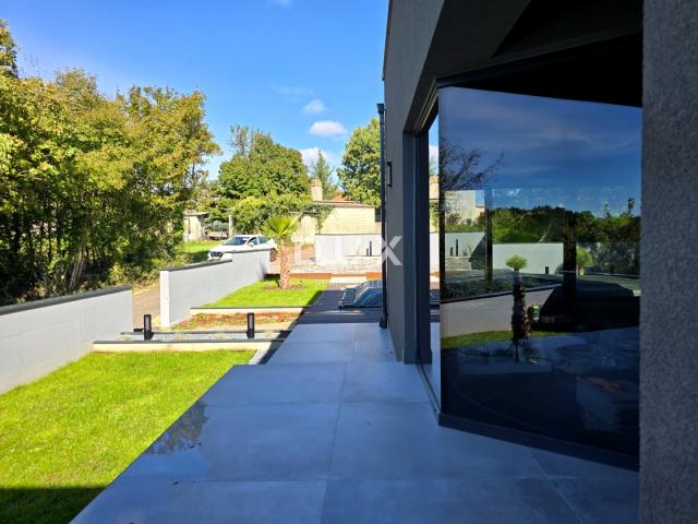 ISTRIA, BARBAN - House with two swimming pools on the edge of the village