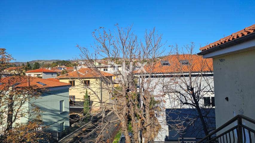 RIJEKA, TRSAT - Prostran trosoban stan s dnevnim boravkom na mirnoj lokaciji , 114m2