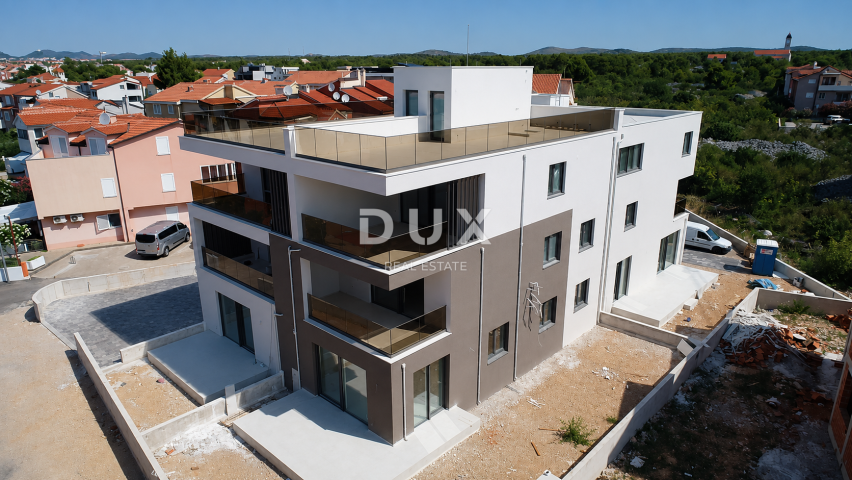 VODICE, SRIMA – Stan s vrtom u prizemlju, 70m od plaže, 2 spavaće sobe