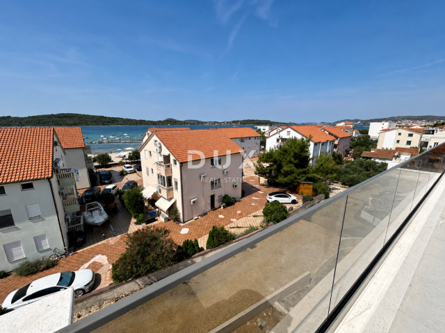 ŠIBENIK, SRIMA – Luxuriöses Penthouse mit Dachterrasse, Meerblick und Aufzug, 70 m vom Strand entfer