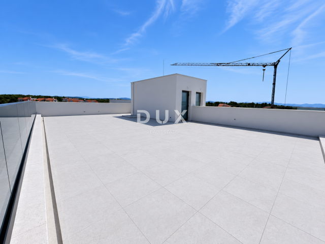 ŠIBENIK, SRIMA – Luxuriöses Penthouse mit Dachterrasse, Meerblick und Aufzug, 70 m vom Strand entfer