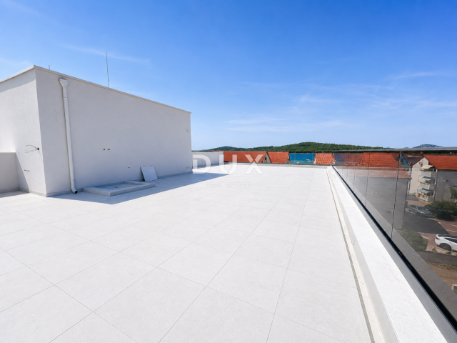 ŠIBENIK, SRIMA – Luxuriöses Penthouse mit Dachterrasse, Meerblick und Aufzug, 70 m vom Strand entfer