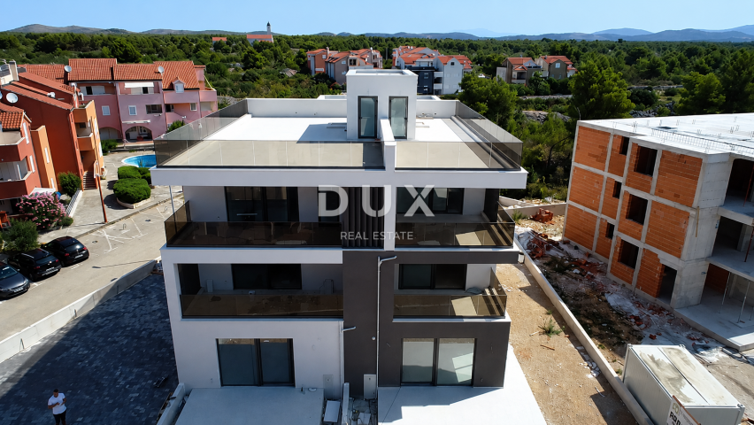 ŠIBENIK, SRIMA – Luxuriöses Penthouse mit Dachterrasse, Meerblick und Aufzug, 70 m vom Strand entfer