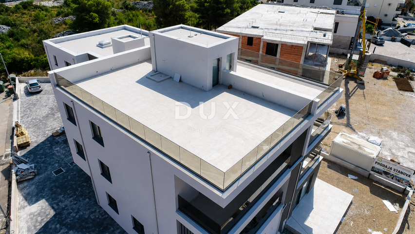 ŠIBENIK, SRIMA – Luxuriöses Penthouse mit Dachterrasse, Meerblick und Aufzug, 70 m vom Strand entfer