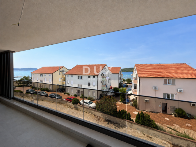 ŠIBENIK, SRIMA – Luxuriöses Penthouse mit Dachterrasse, Meerblick und Aufzug, 70 m vom Strand entfer