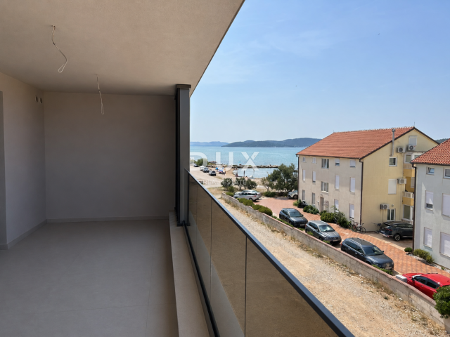 ŠIBENIK, SRIMA – Luxuriöses Penthouse mit Dachterrasse, Meerblick und Aufzug, 70 m vom Strand entfer