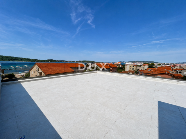 ŠIBENIK, SRIMA – Luxuriöses Penthouse mit Dachterrasse, Meerblick und Aufzug, 70 m vom Strand entfer