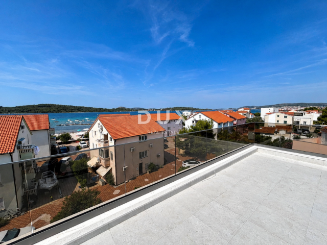 ŠIBENIK, SRIMA – Luxuriöses Penthouse mit Dachterrasse, Meerblick und Aufzug, 70 m vom Strand entfer
