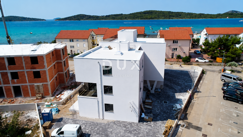 ŠIBENIK, SRIMA – Luxuriöses Penthouse mit Dachterrasse, Meerblick und Aufzug, 70 m vom Strand entfer