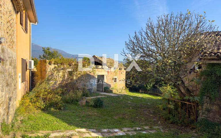 ISTRA, LUPOGLAV, OKOLICA – seosko imanje u Istri s 8 kuća na osami - zemljište od 22.000 m²