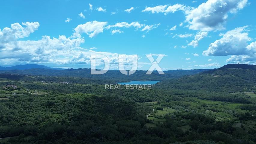 ISTRA, MOTOVUN - Veliko imanje od 170.000 m2, najljepši pogled u Istri - jezero Butoniga, Učka, Ćića