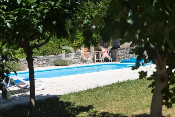 ISTRA, VIŠNJAN - Istarska autohtona kuća s bazenom i pogledom na more