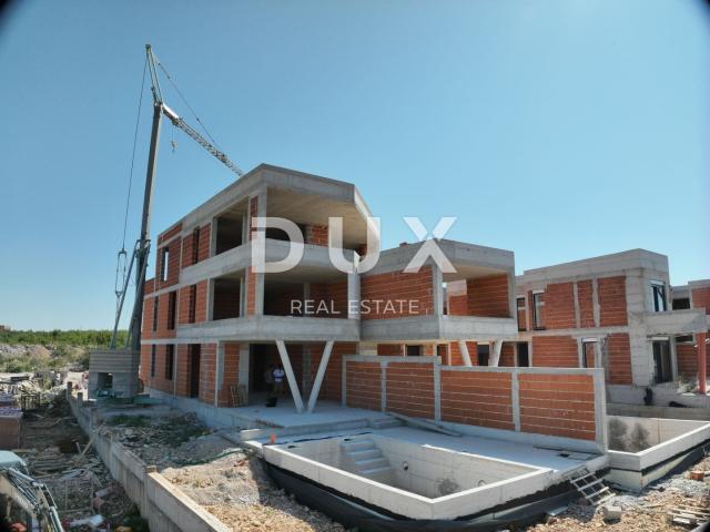 ŠIBENIK, VODICE – Elegantna prizemna oaza s privatnim vrtom i bazenom, idealna za miran život uz mor