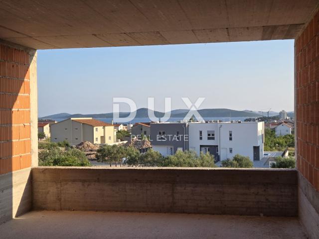 ŠIBENIK, VODICE – Ekskluzivni duplex s vrtom i bazenom, savršen spoj mira, dizajna i mediteranskog n