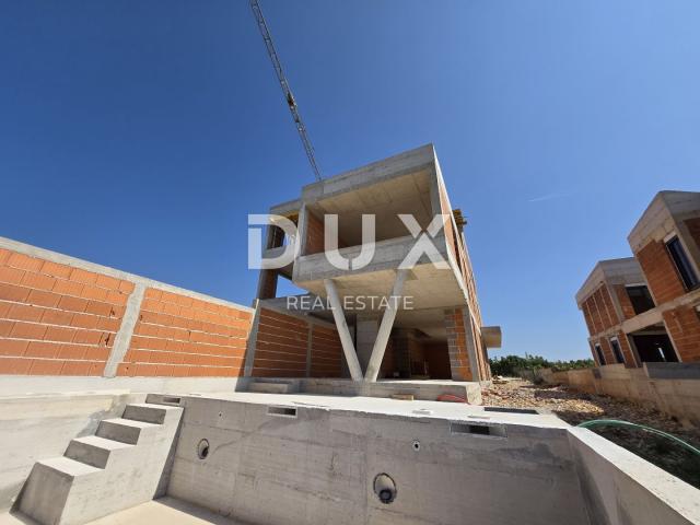 ŠIBENIK, VODICE – Ekskluzivni duplex s vrtom i bazenom, savršen spoj mira, dizajna i mediteranskog n