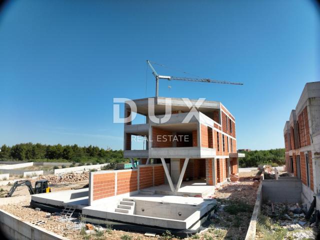 ŠIBENIK, VODICE – Ekskluzivni duplex s vrtom i bazenom, savršen spoj mira, dizajna i mediteranskog n