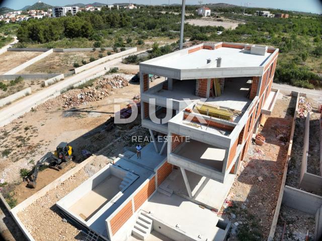 ŠIBENIK, VODICE – Ekskluzivni duplex s vrtom i bazenom, savršen spoj mira, dizajna i mediteranskog n