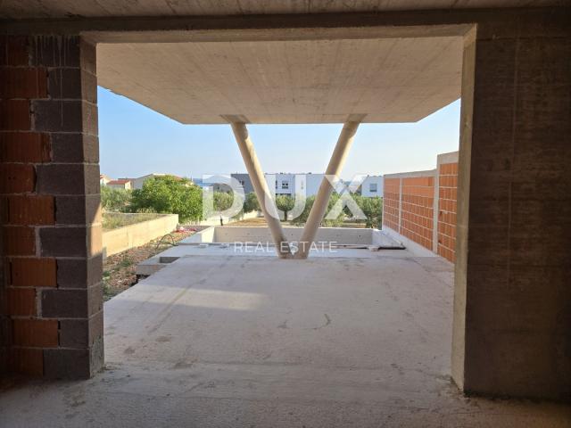 ŠIBENIK, VODICE – Ekskluzivni duplex s vrtom i bazenom, savršen spoj mira, dizajna i mediteranskog n