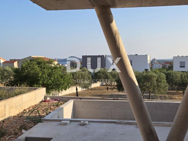ŠIBENIK, VODICE – Ekskluzivni duplex s vrtom i bazenom, savršen spoj mira, dizajna i mediteranskog n