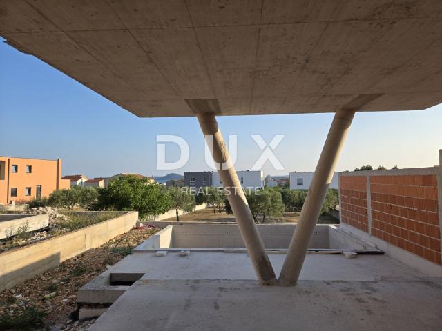ŠIBENIK, VODICE – Ekskluzivni duplex s vrtom i bazenom, savršen spoj mira, dizajna i mediteranskog n
