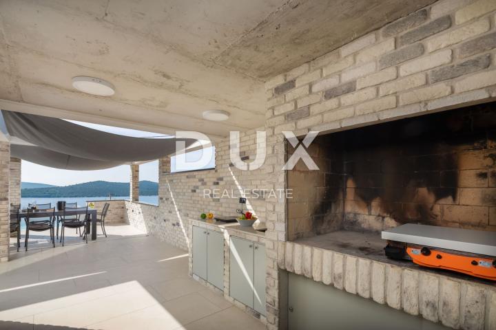 DALMACIJA, ŠIBENIK - Luksuzna villa sa bazenom nogometnim igralištem i saunom