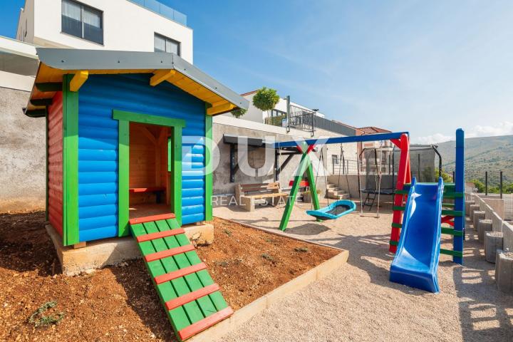 DALMACIJA, ŠIBENIK - Luksuzna villa sa bazenom nogometnim igralištem i saunom